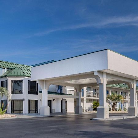 Days Inn & Suites By Wyndham Savannah Midtown Esterno foto