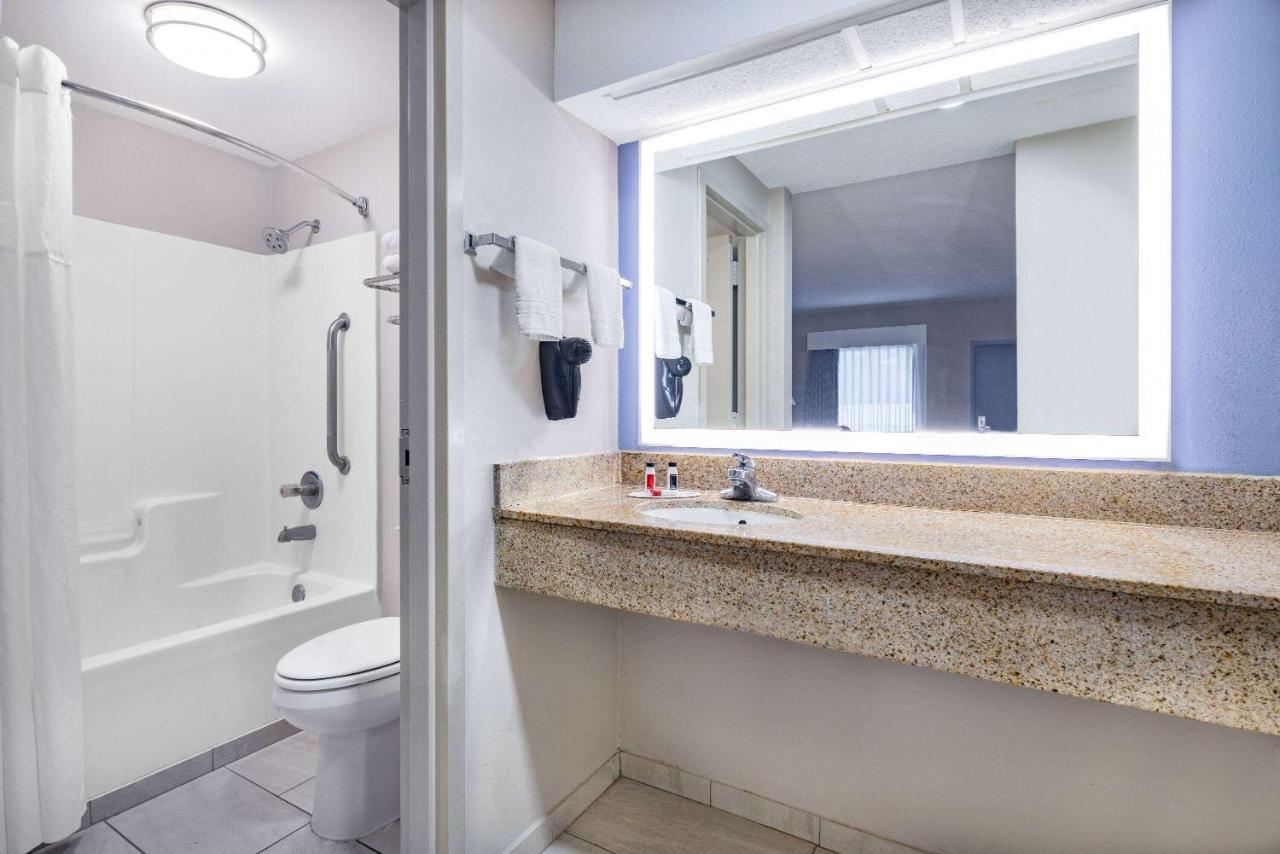Days Inn & Suites By Wyndham Savannah Midtown Esterno foto