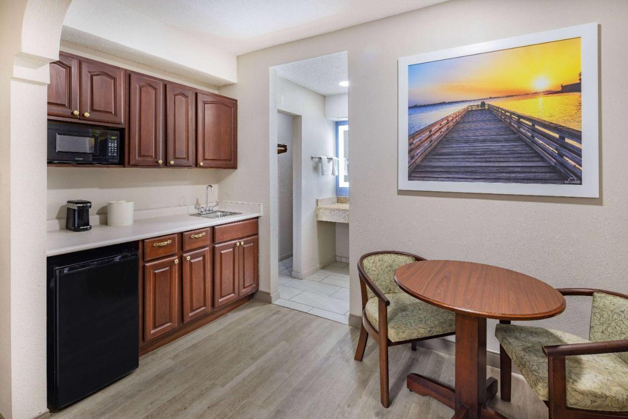 Days Inn & Suites By Wyndham Savannah Midtown Esterno foto