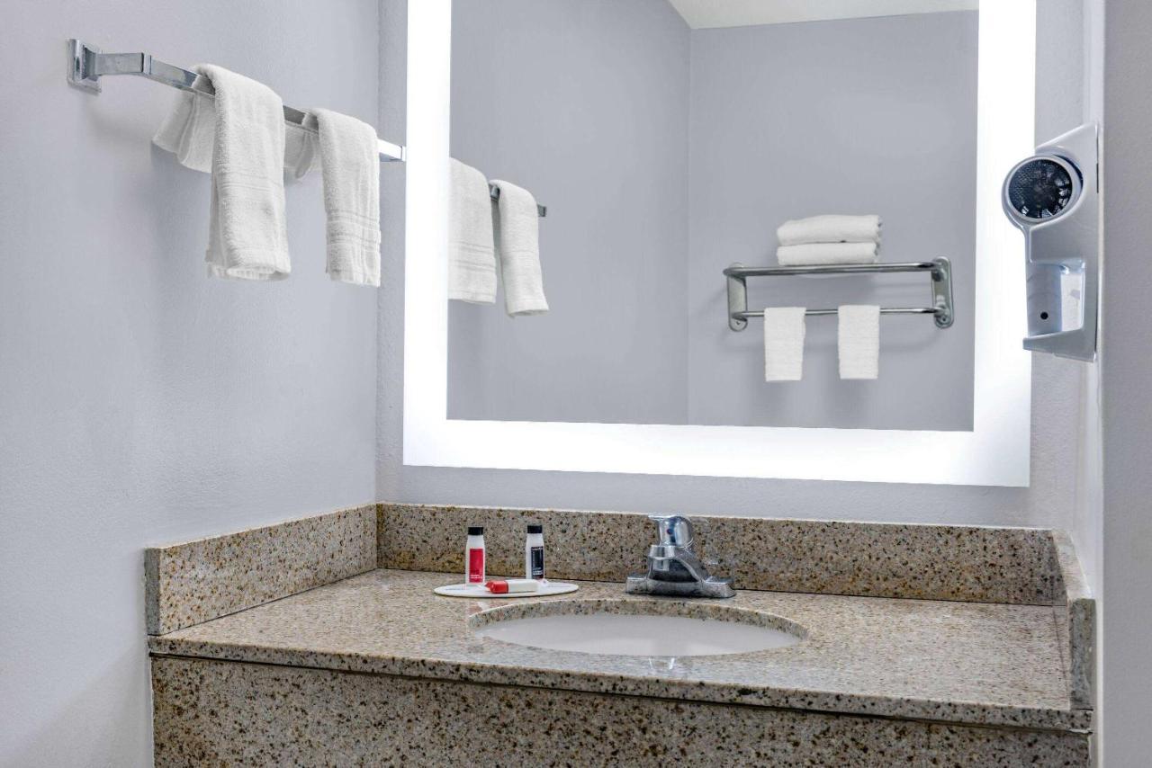 Days Inn & Suites By Wyndham Savannah Midtown Esterno foto