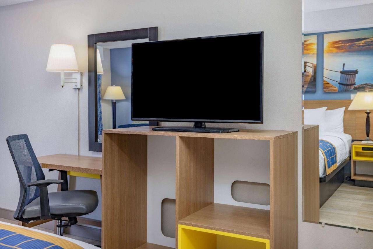 Days Inn & Suites By Wyndham Savannah Midtown Esterno foto