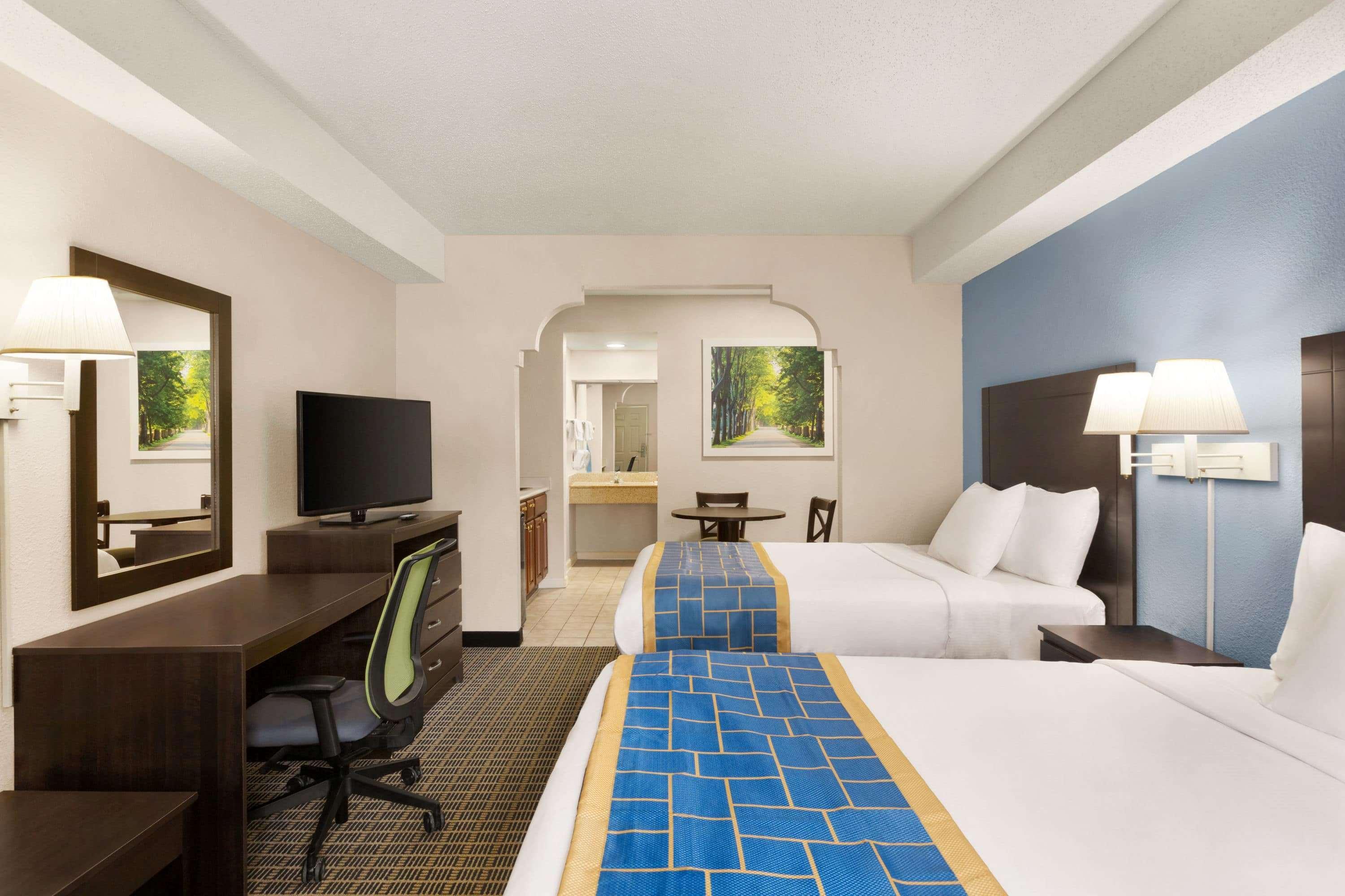 Days Inn & Suites By Wyndham Savannah Midtown Esterno foto