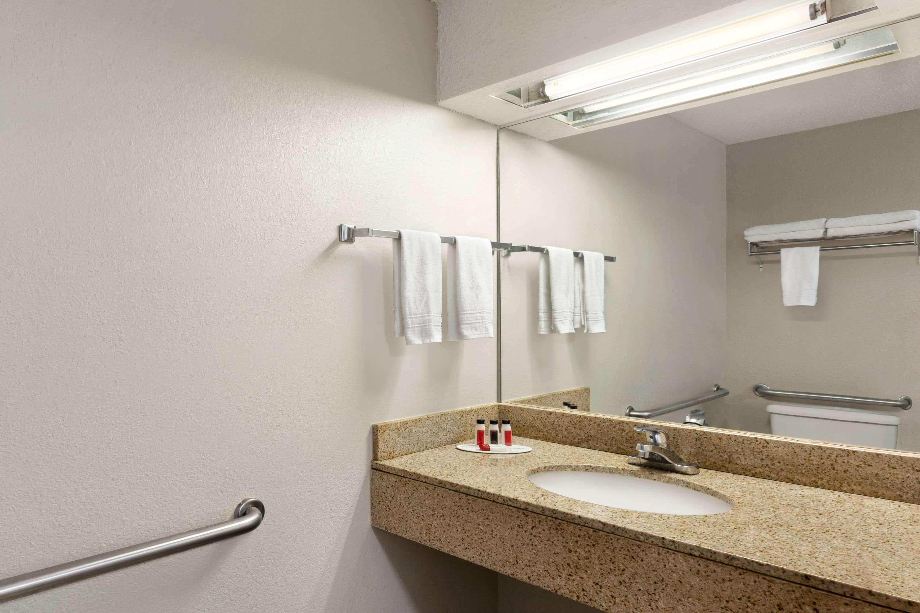 Days Inn & Suites By Wyndham Savannah Midtown Esterno foto