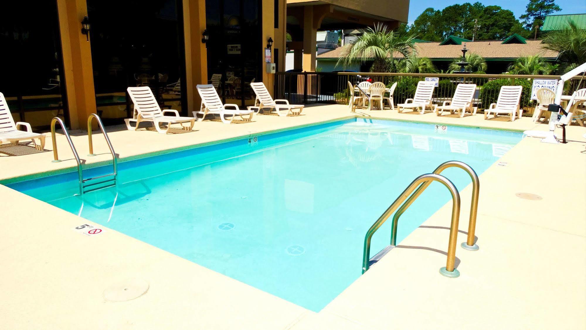 Days Inn & Suites By Wyndham Savannah Midtown Esterno foto