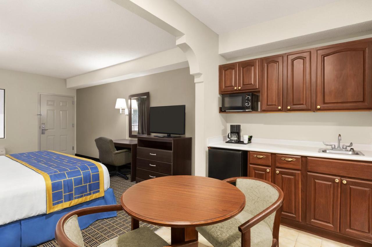 Days Inn & Suites By Wyndham Savannah Midtown Esterno foto