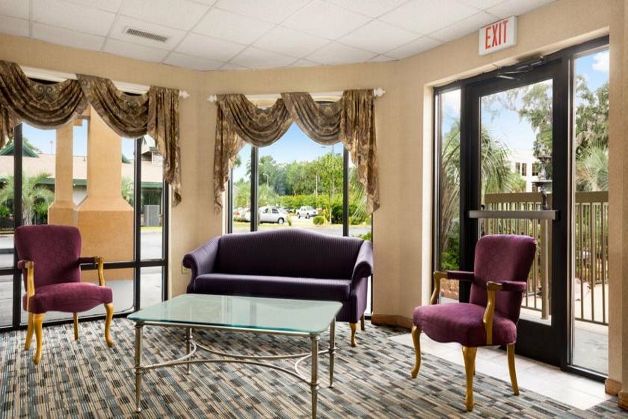 Days Inn & Suites By Wyndham Savannah Midtown Esterno foto