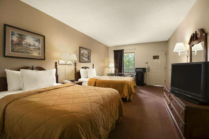Days Inn & Suites By Wyndham Savannah Midtown Esterno foto