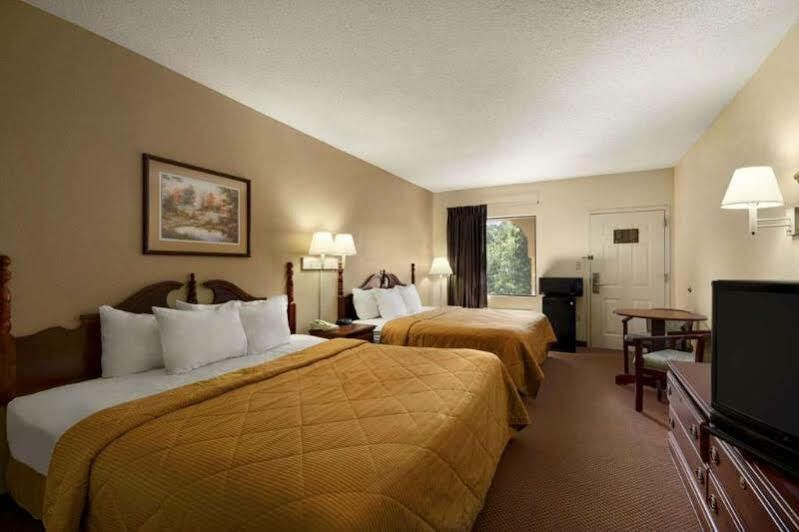Days Inn & Suites By Wyndham Savannah Midtown Esterno foto